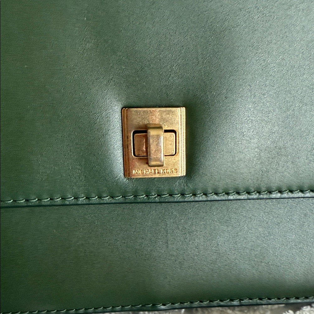Michael Kors Green Crossbody Bag with Gold Chain - Picture 2 of 11